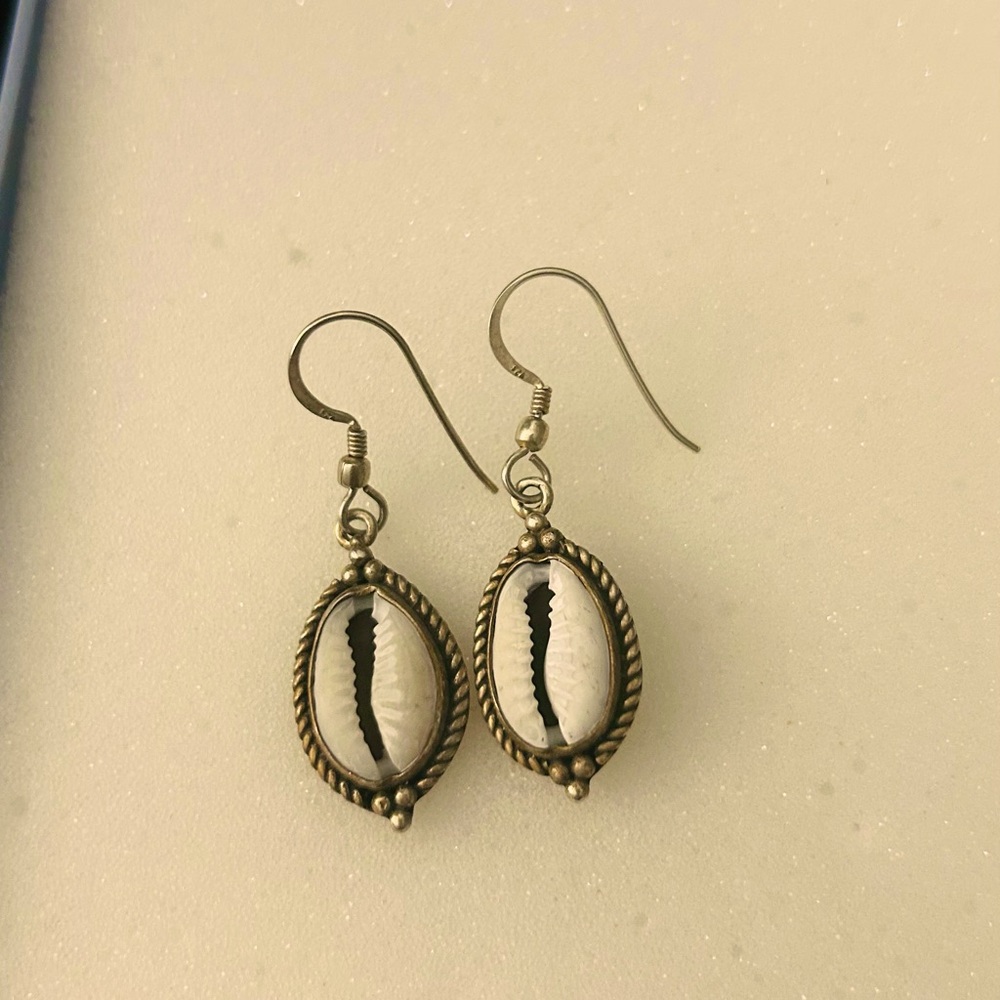 Silver seashell earring